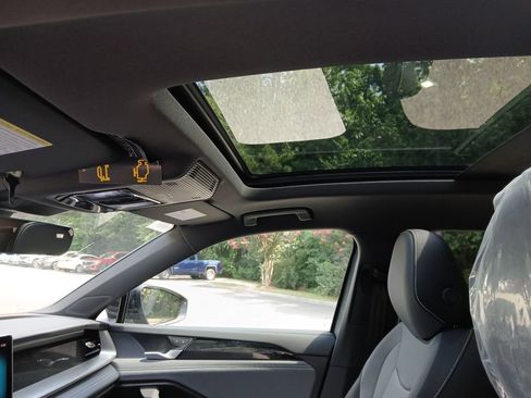 Used 2025 Volkswagen Tiguan SE R-Line image 21