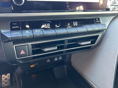 Used 2025 Toyota Camry SE image 39