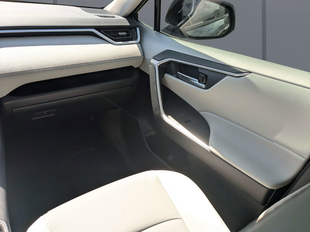 Used 2025 Toyota RAV4 XLE Premium FWD image 18