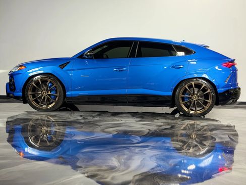 Used 2020 Lamborghini Urus Sport Utility 4D image 2