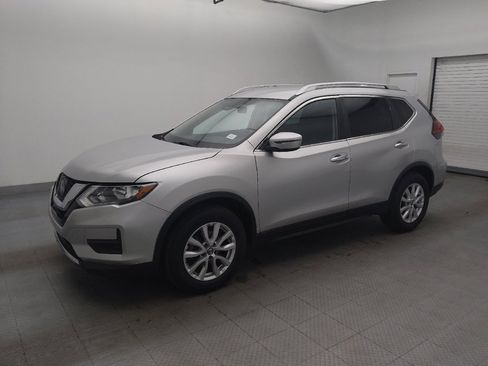 Used 2020 Nissan Rogue SV image 2