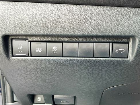 Used 2024 Toyota Venza XLE image 10