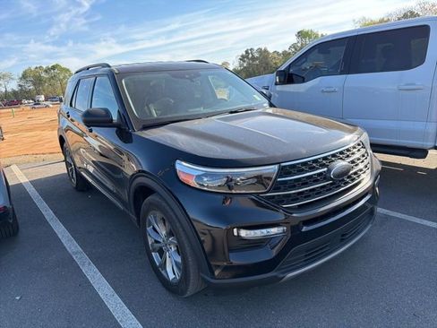 Used 2022 Ford Explorer XLT w/ Equipment Group 202A image 2