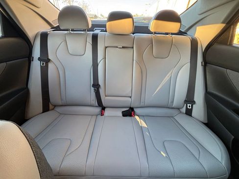 Used 2025 Hyundai Elantra Limited image 39