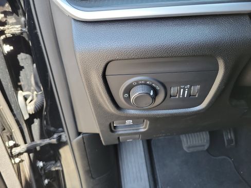 Certified 2025 Jeep Grand Cherokee Laredo w/ Trailer Tow Package AWD/4WD image 26