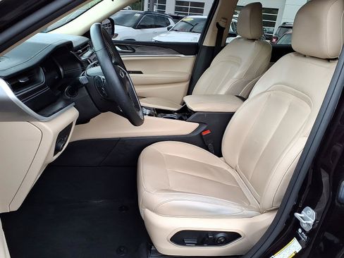 Certified 2022 Jeep Grand Cherokee L Limited AWD/4WD image 9