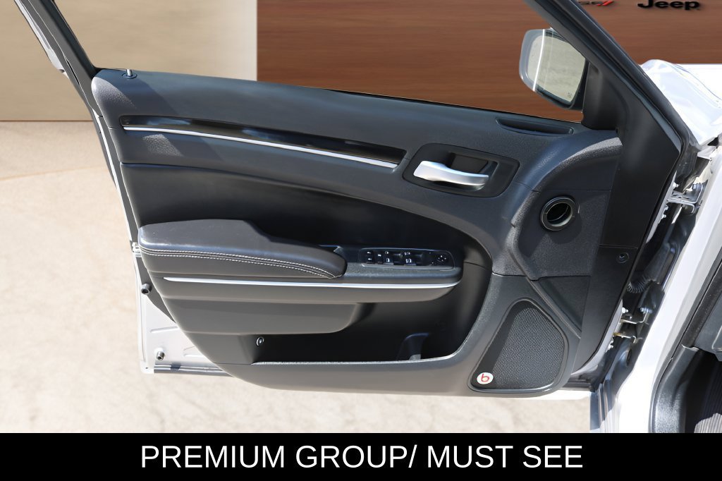 Used 2018 Chrysler 300 S w/ 300S Premium Group RWD image 10