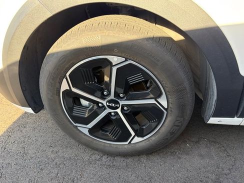 Certified 2024 Kia Niro LX image 6