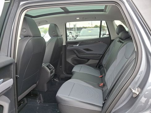 New 2025 Volkswagen Tiguan SE image 5