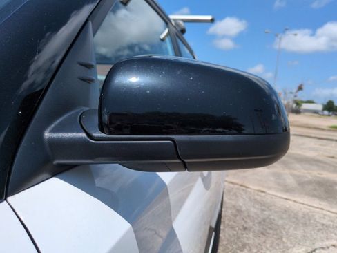 Used 2024 Hyundai Venue Limited FWD image 11