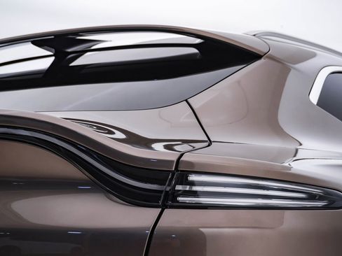 Used 2023 Aston Martin DBX image 13