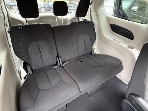 Used 2017 Chrysler Pacifica Touring FWD image 55