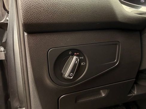 Used 2022 Volkswagen Tiguan SE w/ Panoramic Sunroof Package AWD/4WD image 16