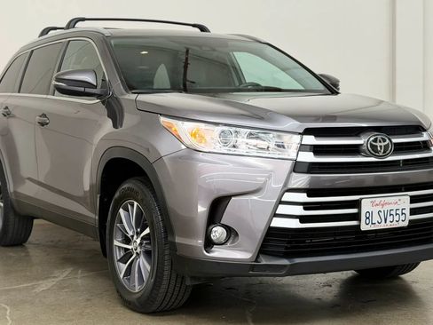 Used 2019 Toyota Highlander XLE FWD image 2