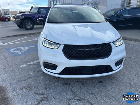 Used 2025 Chrysler Pacifica Limited image 9