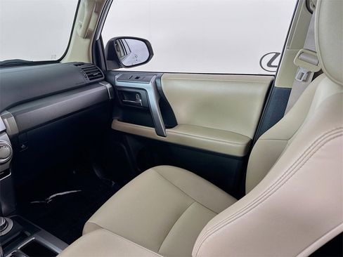 Used 2018 Toyota 4Runner SR5 Premium image 26