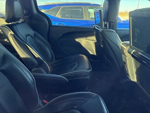Used 2022 Chrysler Pacifica Limited w/ Uconnect Theater Family Group image 21