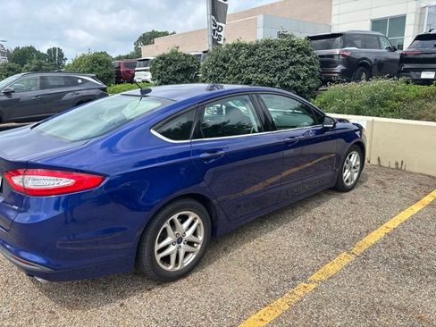 Used 2015 Ford Fusion SE FWD image 4