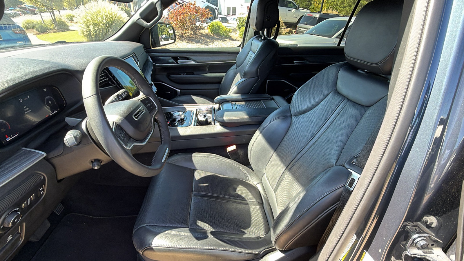Used 2024 Jeep Wagoneer L Series II w/ Flexible Seating Group AWD/4WD image 16