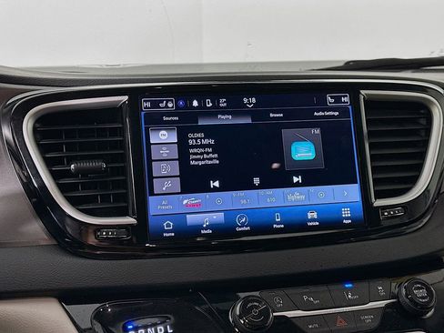 Certified 2024 Chrysler Pacifica Touring-L image 23