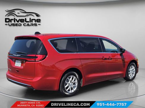 Used 2025 Chrysler Pacifica Select FWD image 11