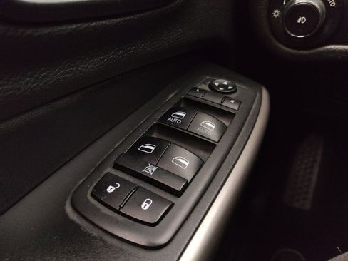 Used 2019 Jeep Cherokee Latitude Plus w/ Cold Weather Group AWD/4WD image 27