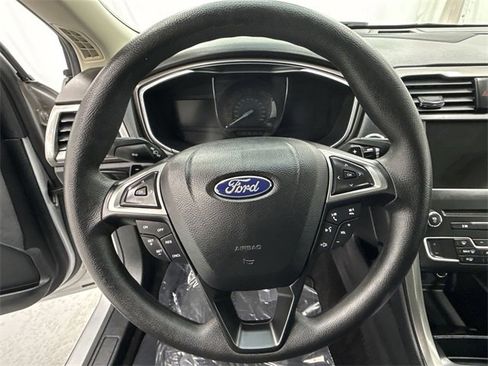Used 2017 Ford Fusion SE w/ Fusion SE Technology Package image 14