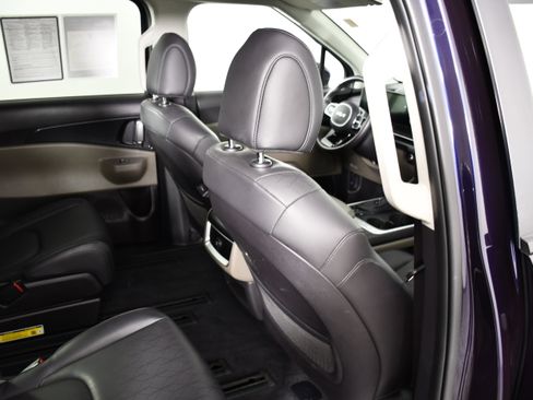 Used 2025 Kia Carnival FWD image 43