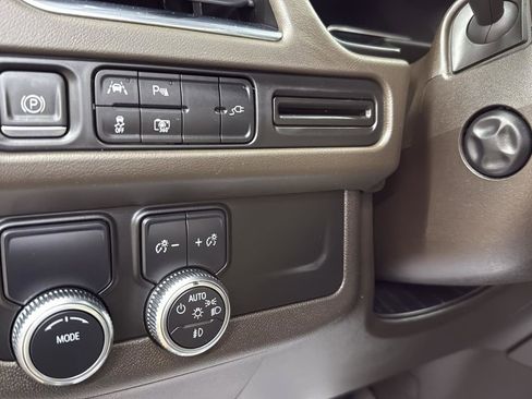 Used 2022 GMC Yukon XL SLT w/ SLT Luxury Package image 17