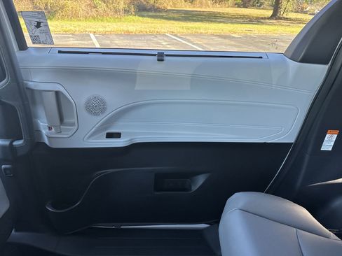 New 2025 Toyota Sienna XLE image 29