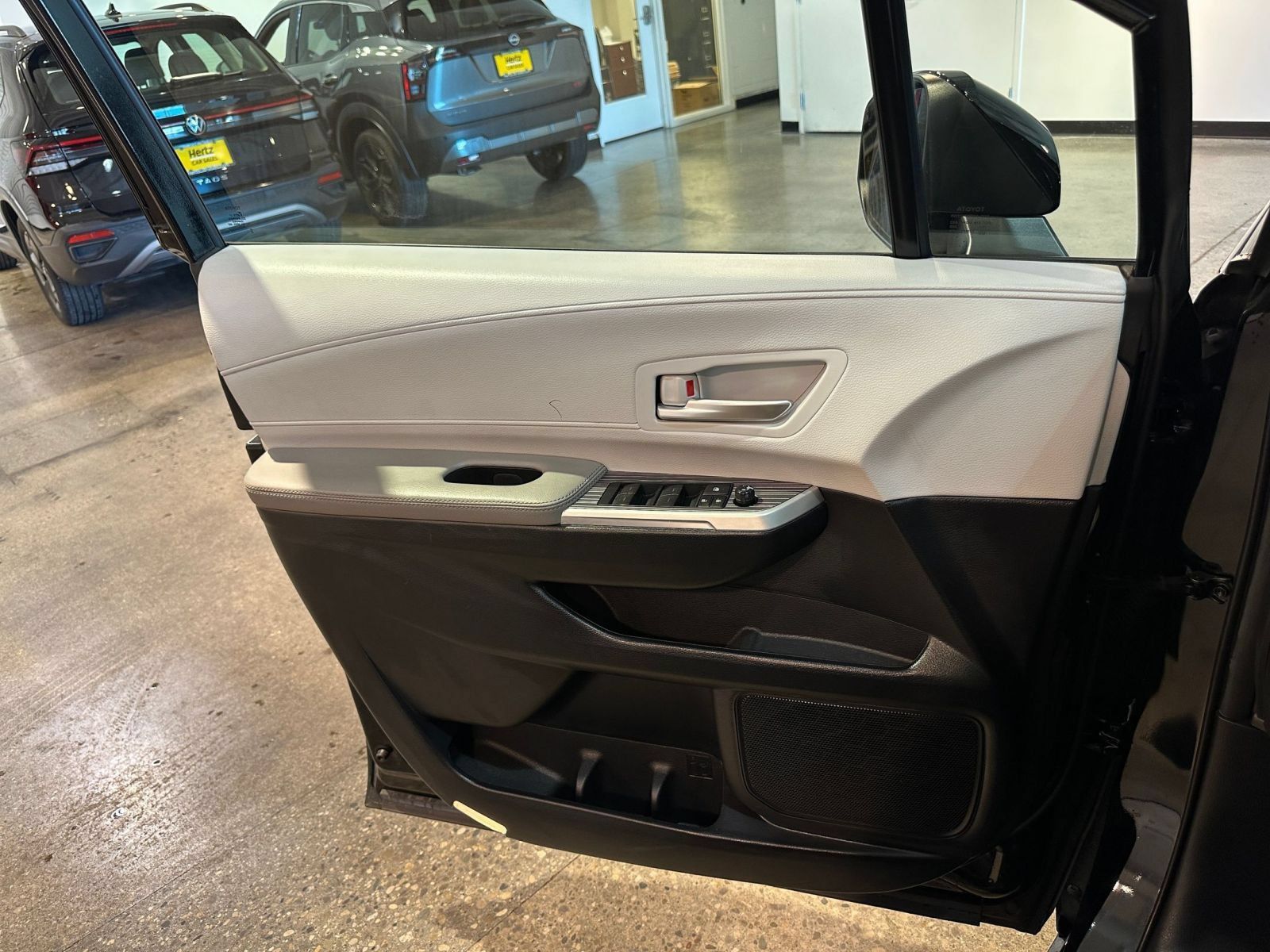 Used 2025 Toyota Sienna XLE FWD image 18