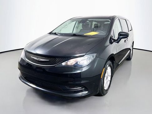 Used 2023 Chrysler Voyager LX image 5