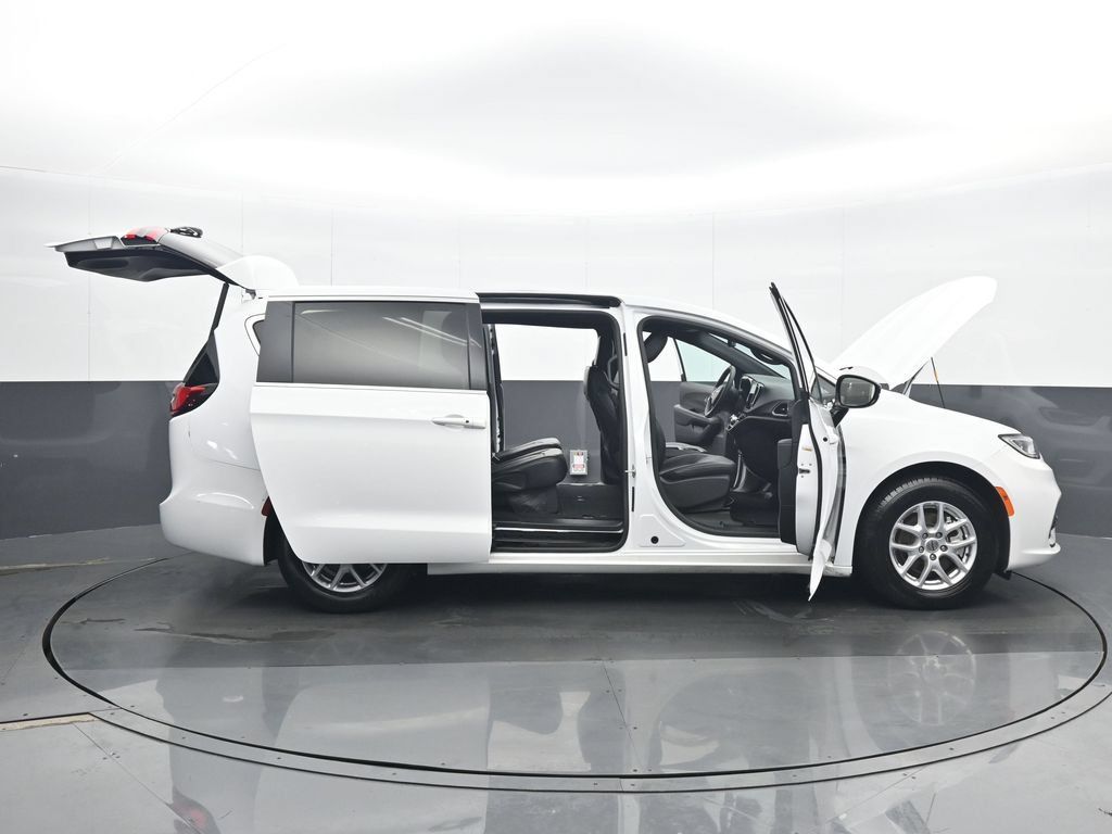 Used 2025 Chrysler Pacifica Select FWD image 36