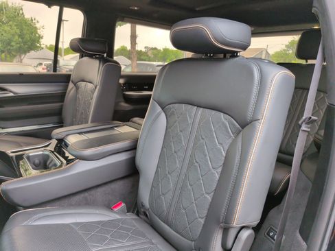 Used 2023 Jeep Grand Wagoneer Series III AWD/4WD image 36