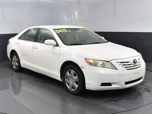 Used 2009 Toyota Camry SE FWD image 1
