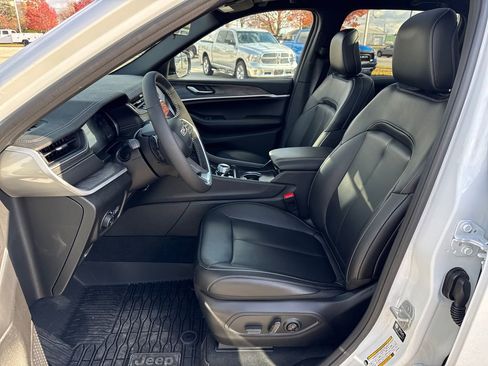 Certified 2025 Jeep Grand Cherokee Limited w/ Trailer Tow Package image 11