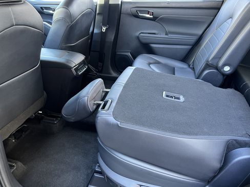 Used 2024 Toyota Highlander XLE image 18