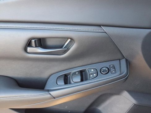 Used 2025 Nissan Sentra S image 16