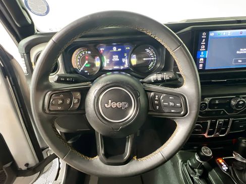 Used 2024 Jeep Wrangler Unlimited image 17