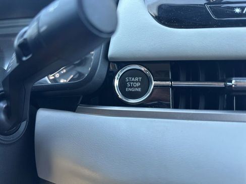Used 2025 Mitsubishi Outlander AWD image 24