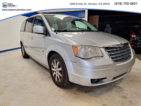 Used 2009 Chrysler Town & Country Touring image 3