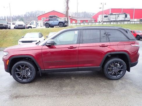 New 2025 Jeep Grand Cherokee Limited w/ MOPAR Finishing Package AWD/4WD image 2