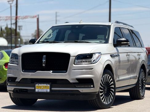 Used 2021 Lincoln Navigator Reserve image 3
