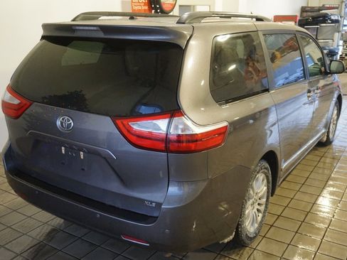 Used 2017 Toyota Sienna XLE image 16