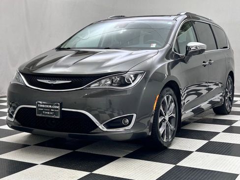 Used 2018 Chrysler Pacifica Limited w/ Tire & Wheel Group image 4