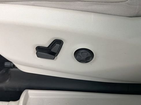 Used 2019 Chrysler Pacifica Limited image 17