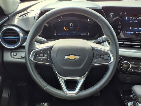Used 2025 Chevrolet Trax LT w/ LT Convenience Package FWD image 16