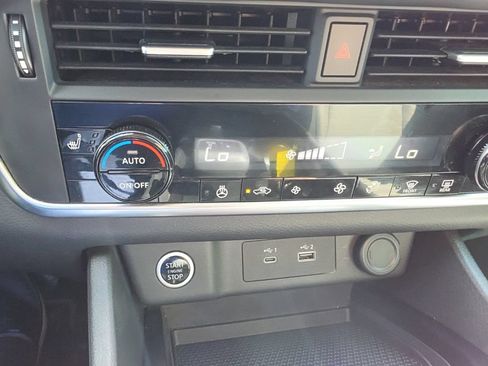 Used 2022 Nissan Rogue S FWD image 19
