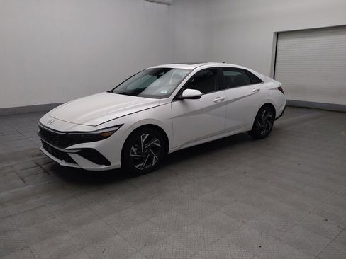 Used 2025 Hyundai Elantra SEL FWD image 2