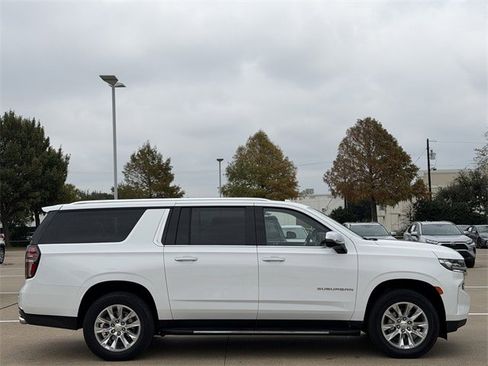 Used 2023 Chevrolet Suburban Premier image 3